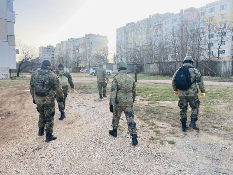 Вятърът във Враца се вихри с над 130 км/ч - военни отстраняват щетите (СНИМКИ)