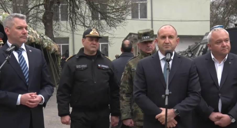 Радев към Нехамер: Изправени сме пред мощна и добре организирана мрежа за трафик на имигранти