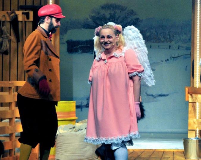 Тони Димитрова играе щастливо прасе