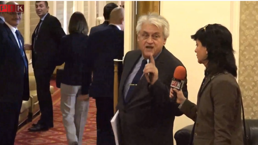 Някой ще се трогне ли, че Рашков пита журналистка на ПИК дали си има любовник? Не, разбира се! Не е Лена