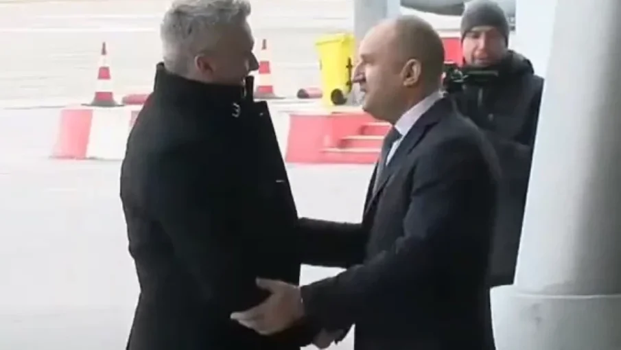 ИЗВЪНРЕДНО: Радев посрещна австрийския канцлер в Пловдив, тръгват към границата