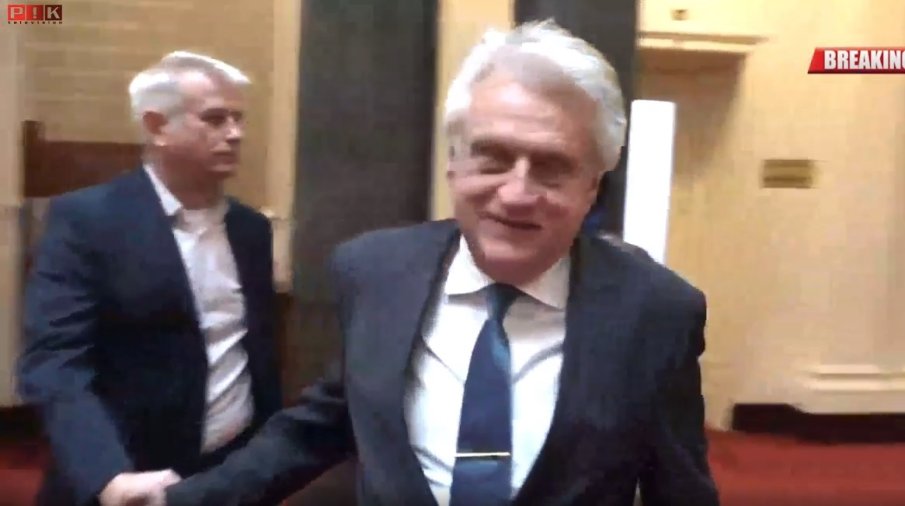 САМО В ПИК! Следовател брани Бойко Рашков в парламента, крещи срещу репортер на ПИК: Бегай оттука (ВИДЕО)