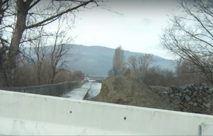 ПОВЕЧЕ ОТ ГОДИНА: Рухнал мост над Струма спира достъпа до шест села в Благоевградско