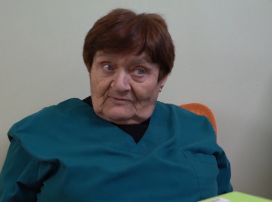 86-годишна лекарка от Монтана работи на три места, за да осигури бъдещето на непълнолетния си внук