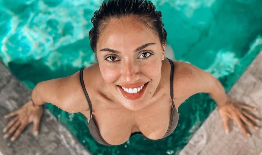 Мария Димитрова показа плът от басейна
