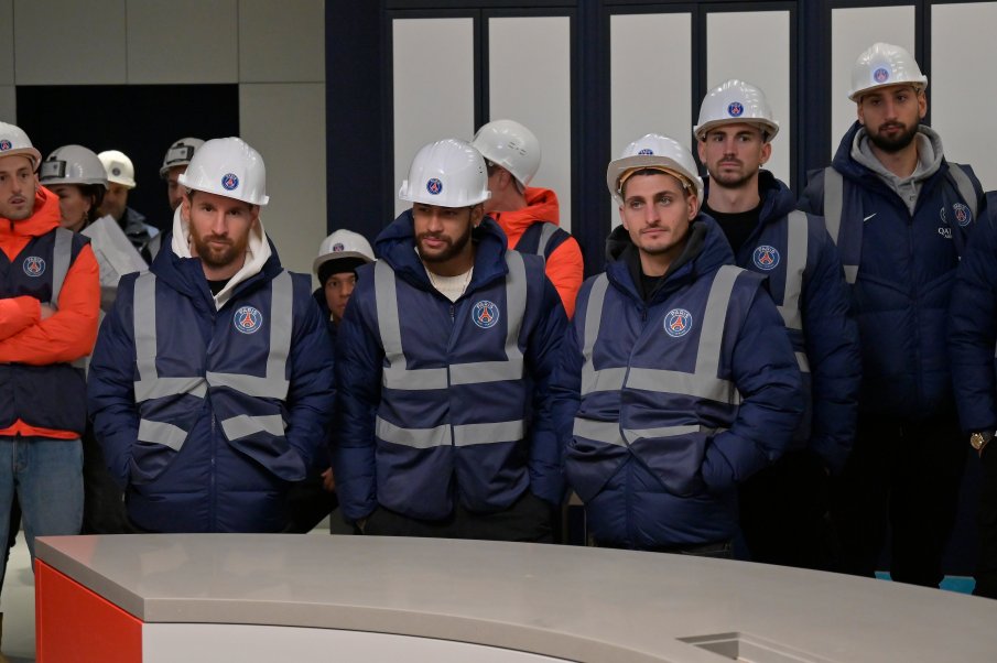 Звездите на ПСЖ нахлузиха работни гащеризони и се разходиха из бъдещия си дом (ВИДЕО)