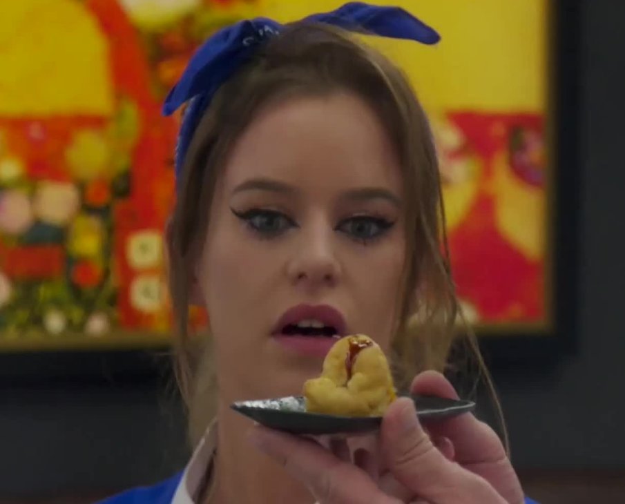 Готвачката Андреа показа отново пищните си гърди (ГОРЕЩА СНИМКА)