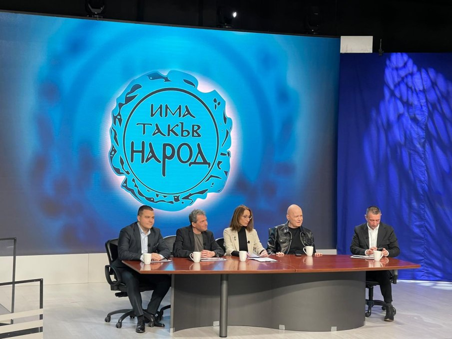 ПЪРВО В ПИК! Слави накара журналистите да висят на студа (СНИМКИ/ВИДЕО)