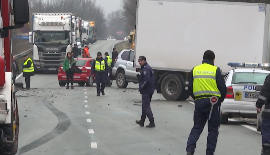 ТИР отнесе патрулка, спряла заради катастрофата на пътя София - Варна