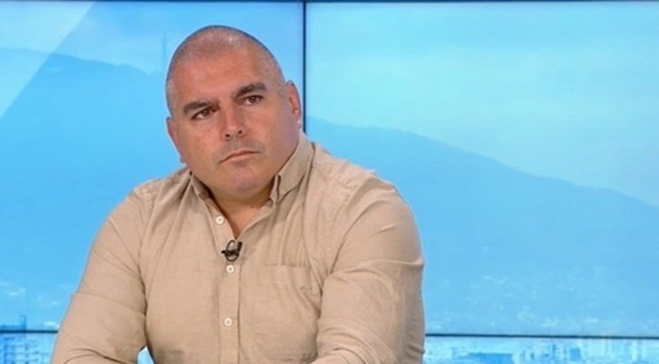 Издирват двамата маскирани, обрали мъж пред хипермаркет в София