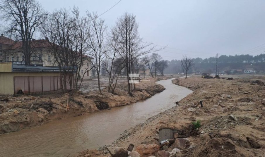 Хвърлят тежка техника срещу тинята в Каравелово и Богдан