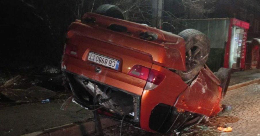 КАСКАДА: Джип се обърна по таван в Овча Купел (СНИМКИ)