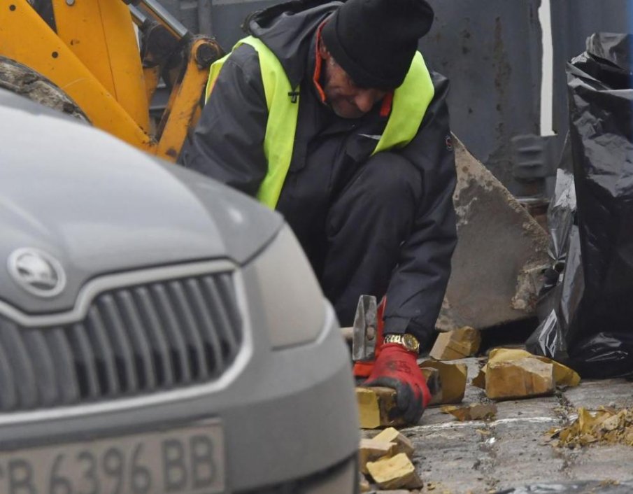 Фандъкова глобява с 200 бона за умишлено чупене на жълти павета