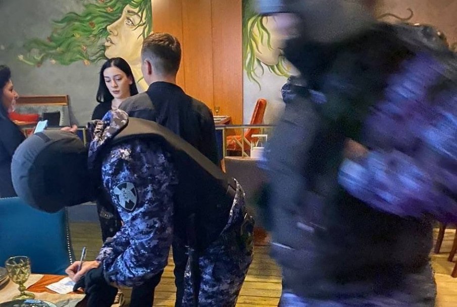 В руски ресторант арестуваха двойка заради разговор за войната