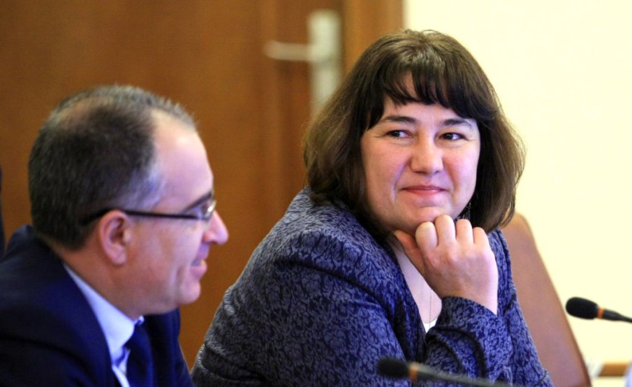 ОТВОРЕНО ПИСМО за скандалните изменения в Кодекса на застраховането: Финансовият министър Велкова да даде оставка!