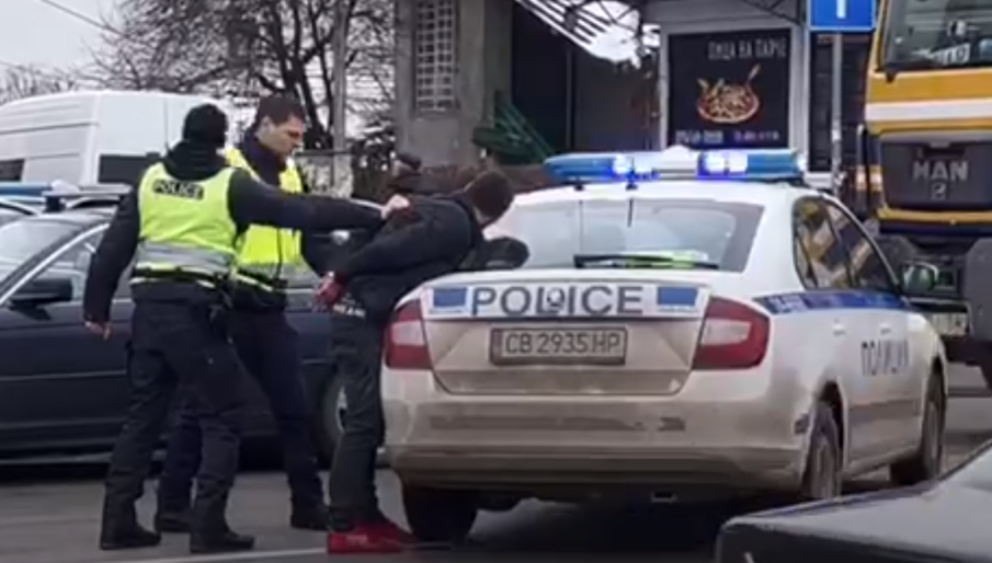 ЗРЕЛИЩНА ГОНКА В СОФИЯ: Мъж не спря за проверка, мина на червено на три светофара