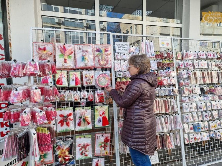 Започна продажбата на първите мартеници