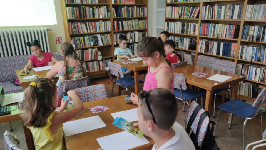 Обогатиха библиотеката в Ямбол