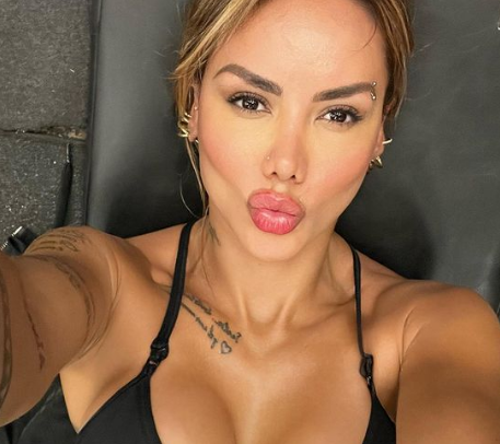 Музата на Артуро Видал спира дъха с пищни форми (СНИМКИ)