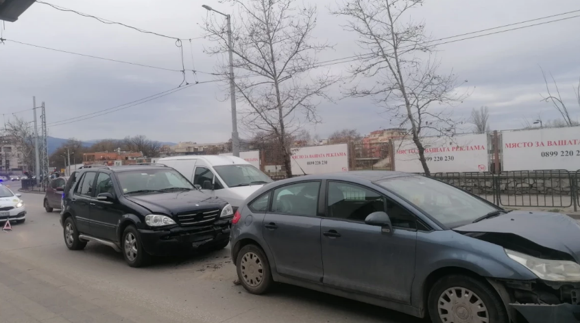 Верижна катастрофа с два джипа в Кючука в Пловдив, полиция е на място