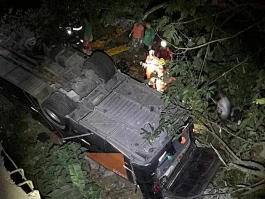 Светът на футбола е потресен: Автобус на бразилски отбор падна от мост, има жертви