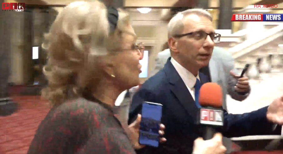 ПИК TV! Хванаха натясно акад. Денков с въпроси за кантората на Лена и майката на Никола Минчев, той се покри в стаята на ПП