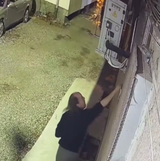 Вандал реже кабелите на хладилна витрина с нож за трети път