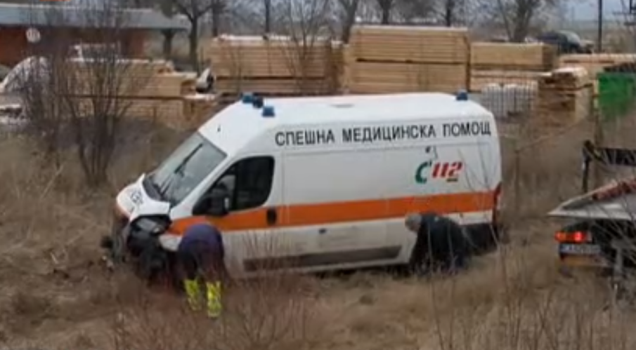 След катастрофата между кола и линейка в София: Млад мъж е в кома