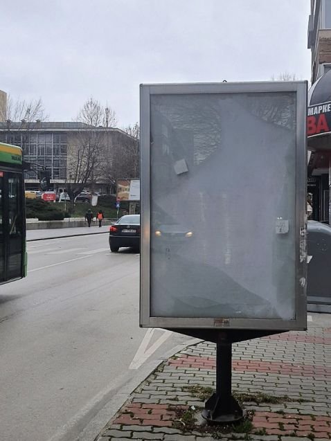 Спипаха вандалка, потрошила рекламно табло в центъра на Велико Търново