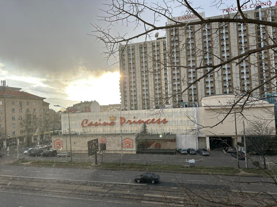 ПИК TV: Небето над София притъмня, духа силен вятър, заваля дъжд (СНИМКИ/ВИДЕО)