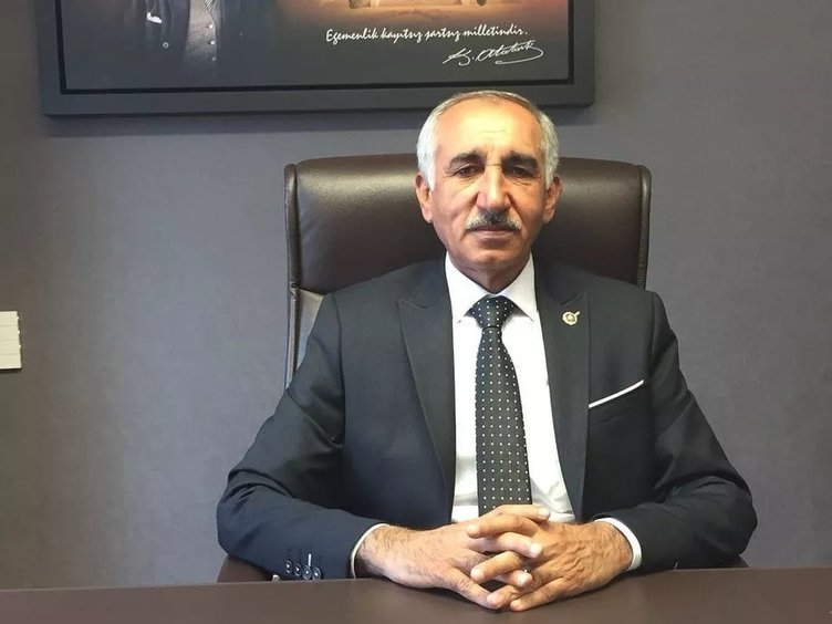 Търсят депутат от партията на Ердоган - цялото му семейство е под руините