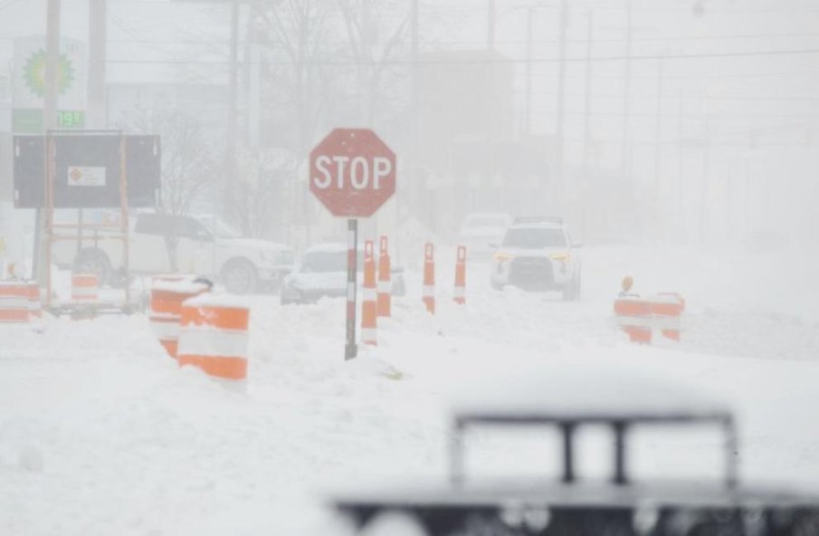 Заради снежните бури в САЩ: Отменени полети, хиляди хора останаха без ток