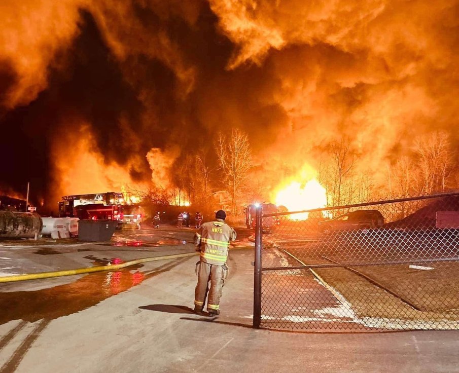Влак дерайлира в САЩ и предизвика голям пожар - евакуираха стотици заради бедствието (ВИДЕО)
