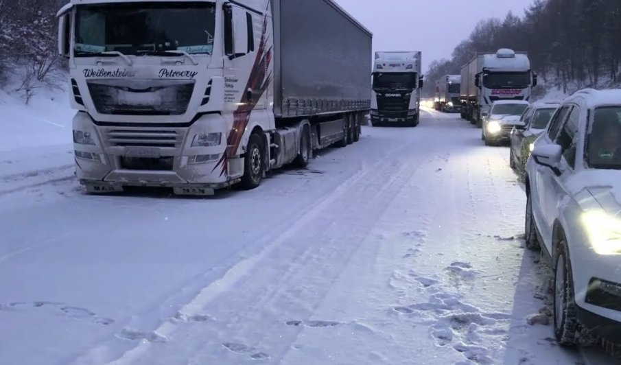 Камиони закъсаха край Враца, тежка техника ги изтегля