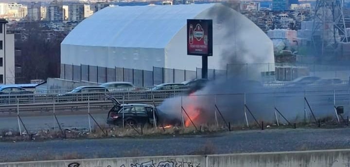 ОТ ПОСЛЕДНИТЕ МИНУТИ! Кола се запали на Околовръстното в София