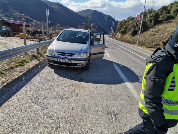 ТОРМОЗ: КАТ в Северна Македония пита българските коли за аптечка и триъгълник - ровят в багажника, проверяват и пътниците