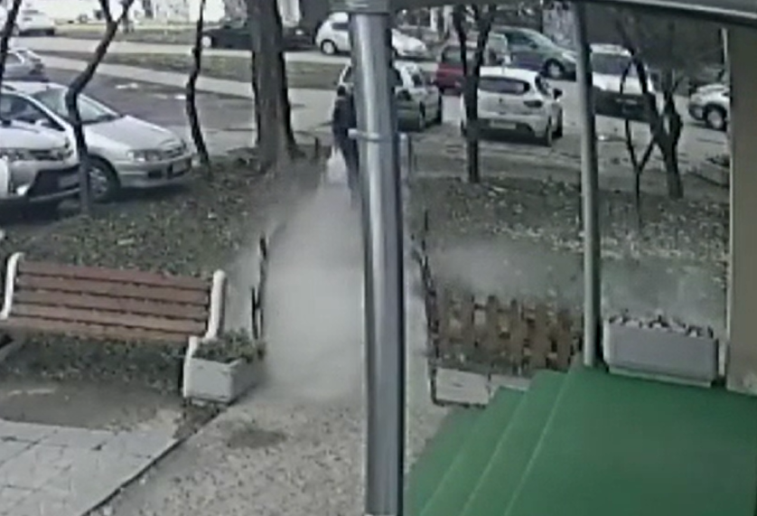 Отломки от 15-етажен блок в София се сринаха пред майки с колички