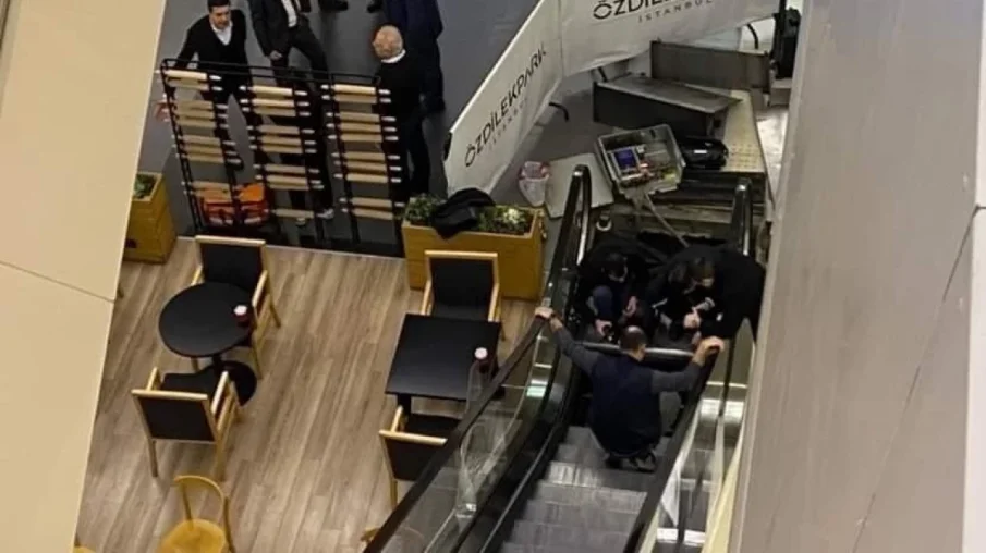 УЖАС: Дете загуби три пръста, след като се заклещи на ескалатор в мол (СНИМКИ)