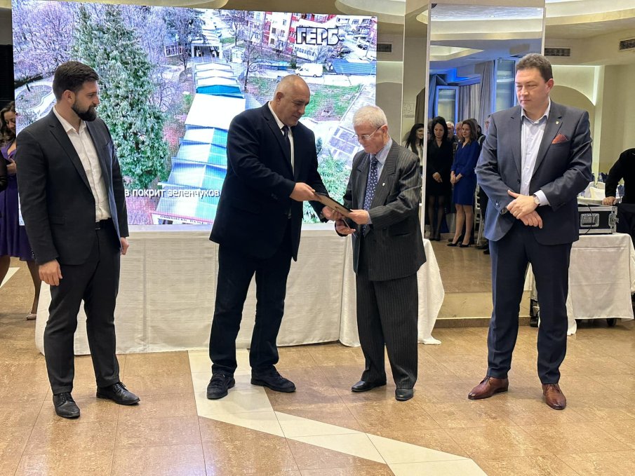 ПЪРВО В ПИК: Борисов връчи партийно отличие на 87-годишния Кирил Личев