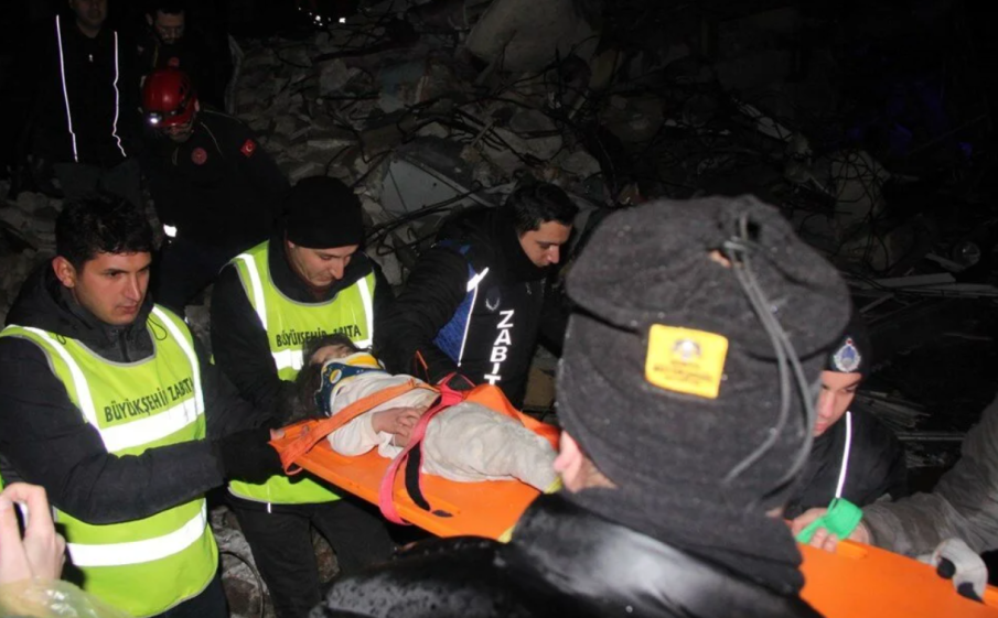 ИМА НАДЕЖДА: Спасиха 16-годишен младеж 65 часа след земетресението в Хатай