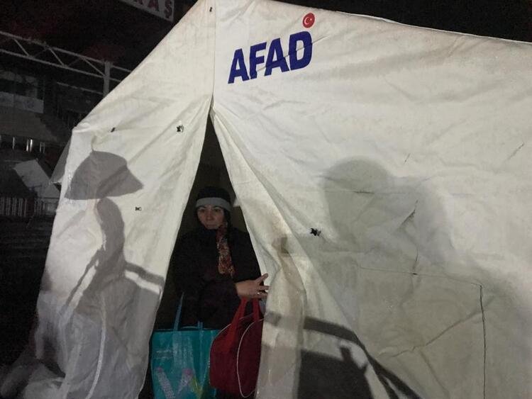 АПОКАЛИСИС: Превръщат стадиони в Турция в лагери за пострадалите от земетресенията (СНИМКИ)