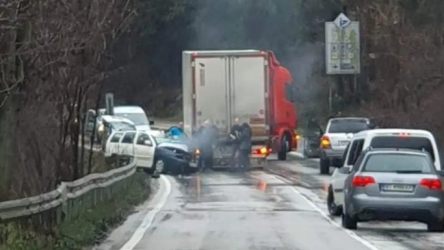 Тежка катастрофа затвори пътя Велико Търново - Русе, мъж загина на място