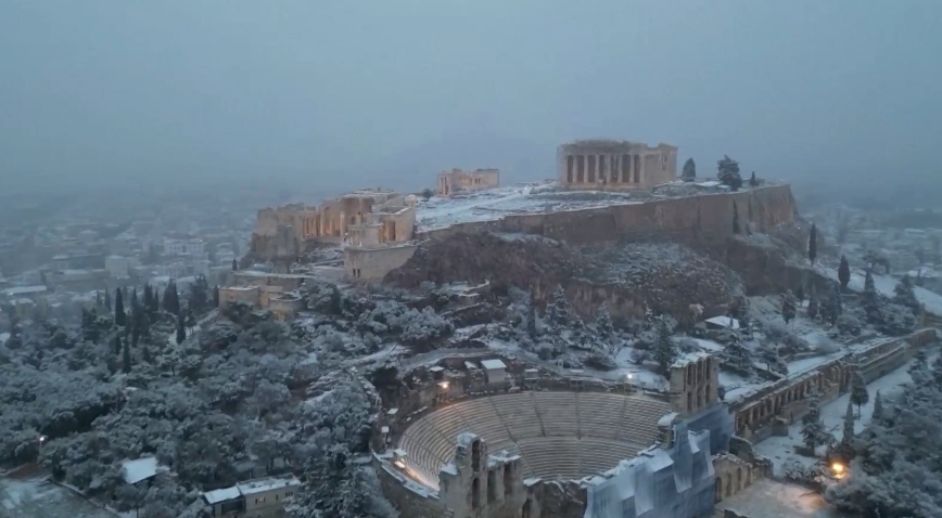 Снежна буря затвори училища и магазини в Атина (ВИДЕО/СНИМКИ)