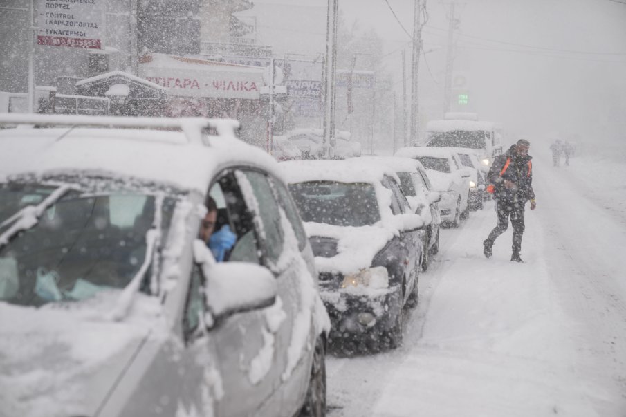 Циклонът Барбара нахлува със студ и сняг в Гърция, 80 евро глоба за шофьори без вериги