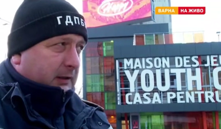 Опасен вятър троши клони и кърти ламарини във Варна