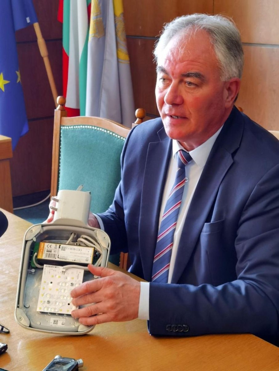 Неизвестен стреля многократно по уличните лампи в Плевен