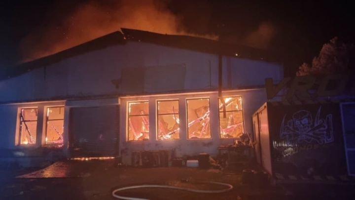 Пожар изпепели базата на офроуд клуб в Бургас