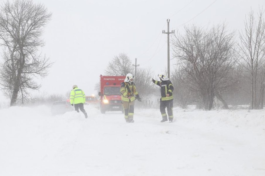 БЕДСТВИЕ: Мощна снежна буря връхлетя Румъния, хиляди останаха без ток