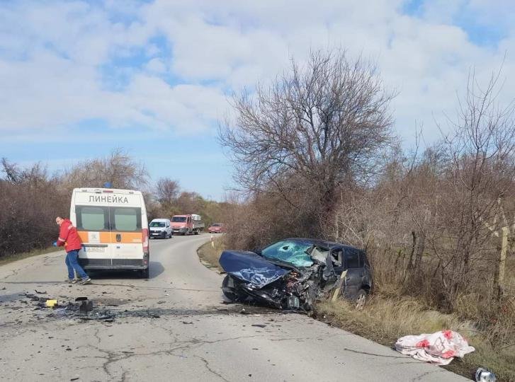 Украински “Фолксваген“ се натресе в кола на Агенцията по горите, линейки извозиха петима в болница (СНИМКИ)