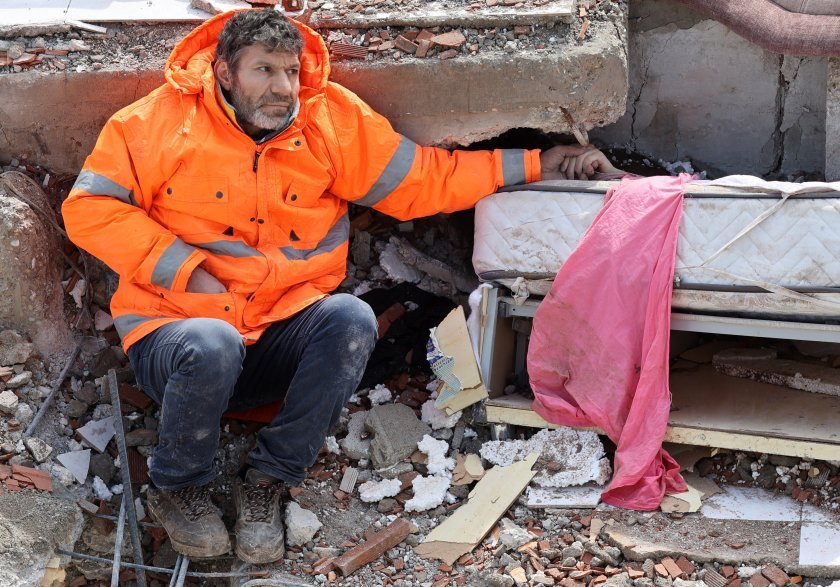 ТРАГЕДИЯТА Е СЪСИПВАЩА: Над 43 000 са вече жертвите на земетресението в Турция и Сирия